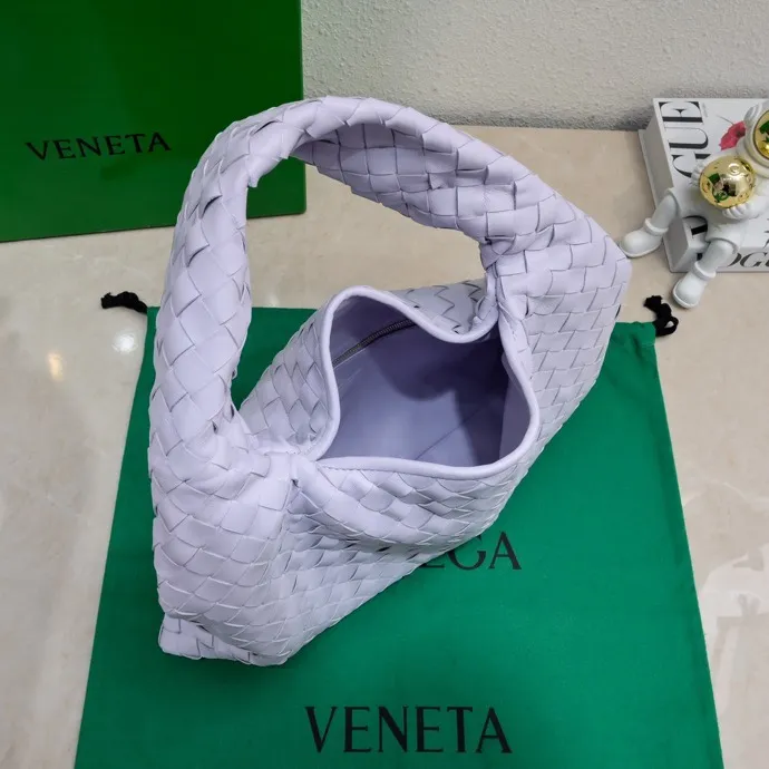 Batch 1860 #Bv new small HOP bag, the bag body and handles are made of a whole piece of woven leather. The bag body is soft and lazy. Hop symbolizes the praise of innovation and eternal craftsmanship [love]. The pyramid silhouette combines practicality and fashion. It is modern and casual. The double-sided closure design of the bag mouth is more convenient and safe! The cowhide texture also makes the bag more wear-resistant and durable. A must-have for fashionable ladies who like minimalism yet comfortable and casual! Size: 41x20.5x7.5, Model: 3966#